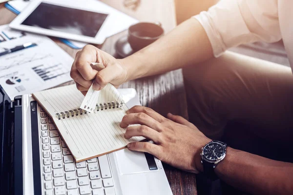 Uomo Affari Consegna Carta Stracciata Cattivo Lavoro Senza Successo Nessuna — Foto Stock