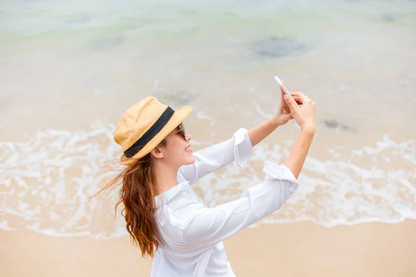 Счастливые Молодые Женщины Солнечных Очках Используют Мобильные Телефоны Фотографировать Пляже — стоковое фото
