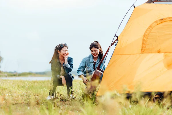 Bir grup arkadaş göl ve dağ kenarında seyahat edip kamp yapıyorlar..