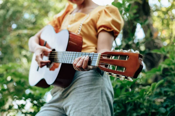 Manos Mujer Tocando Guitarra Acústica Divertirse Aire Libre Cerca — Foto de Stock