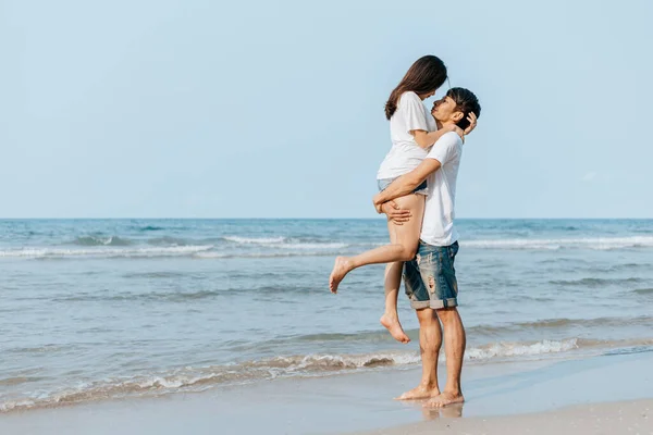 Romantic Couple Having Love Hug Beach — Stock Photo, Image