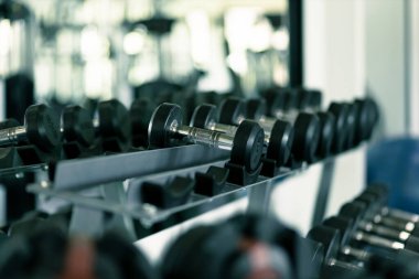 Dambıl hazır. Spor salonundaki dambılları kapatın..