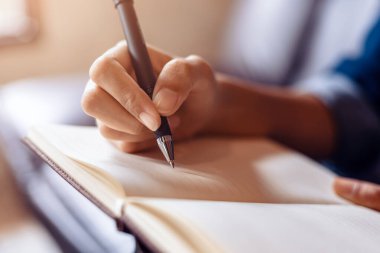 İş kadını defterine not alıyor..