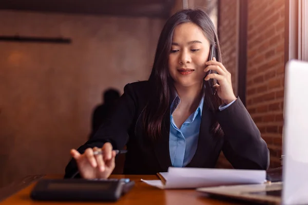 Felice Donna Affari Utilizzare Telefono Cellulare Calcolatrice Ufficio — Foto Stock