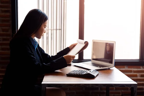 Donne Affari Tengono Foglio Documento Lettura Controllo Donne Affari Che — Foto Stock