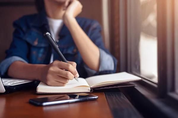 Mujer Hace Una Nota Cuaderno —  Fotos de Stock