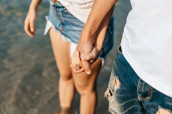 ロマンチックなカップルの手を握ってビーチを歩く 恋に落ちる男と女 — ストック写真