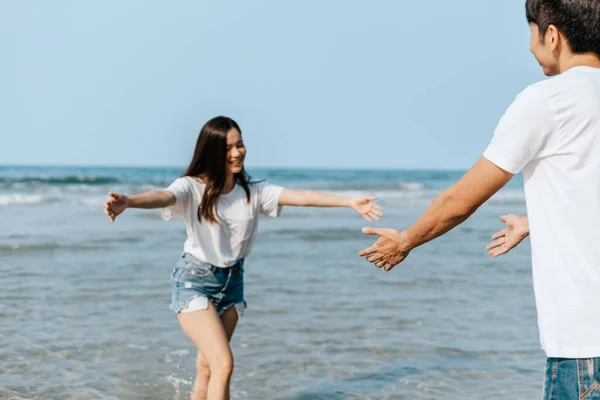 Pareja Feliz Enamorada Playa Mujer Corriendo Abrazo Los Hombres Playa —  Fotos de Stock