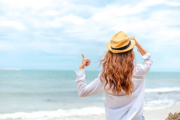 Kumsalda Güneş Şapkalı Baş Parmağıyla Gülümseyen Genç Bir Kadın Yaz — Stok fotoğraf
