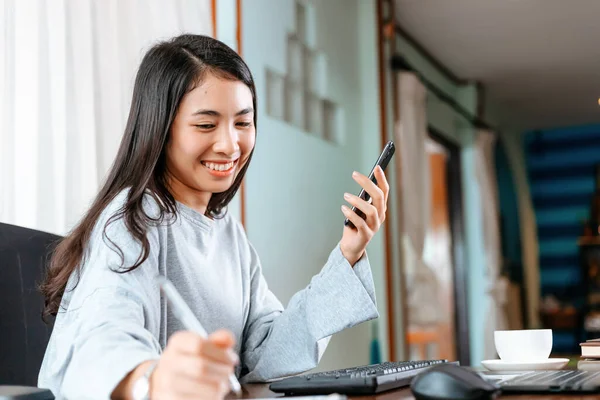 Žena Používající Mobilní Telefon Při Práci Doma — Stock fotografie