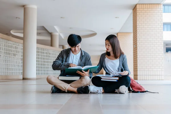 Studenten Zitten Lezen Boeken Campus Eduactieconcept — Stockfoto