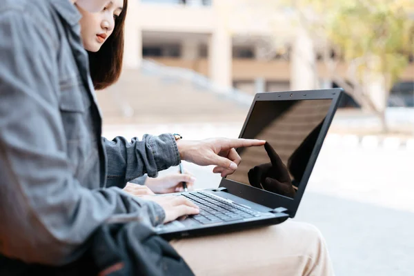 Adolescente Seduto Sulla Scala Del Campus Universitario Con Libri Scolastici — Foto Stock