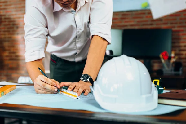 Engenheiros Segurando Uma Caneta Apontando Para Edifício Desenho Plano Construção — Fotografia de Stock