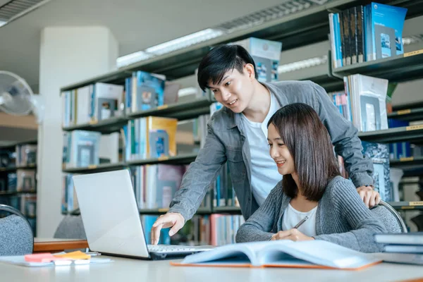Studenten Studeren Bibliotheek Met Laptop Aan Universiteit Onderwijsconcept — Stockfoto