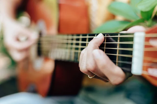 Ręce Kobiety Gra Gitarze Akustycznej Zabawy Świeżym Powietrzu Zbliżenie — Zdjęcie stockowe