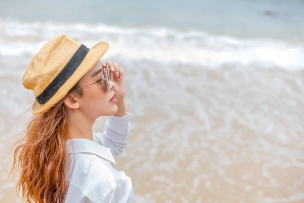 Güneş Şapkalı Kumsalda Güneş Gözlüklü Gülümseyen Genç Bir Kadın Yaz — Stok fotoğraf