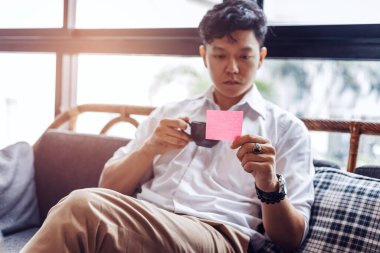 İşadamı bekle ve yapışkan notu oku.