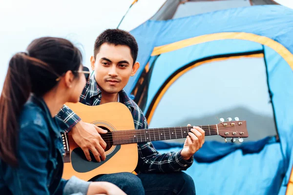 Hombre Toca Una Guitarra Para Una Mujer Mientras Acampa Junto — Foto de Stock
