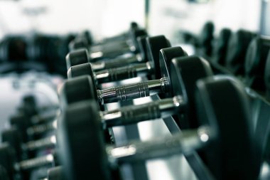 Dambıl hazır. Spor salonundaki dambılları kapatın..