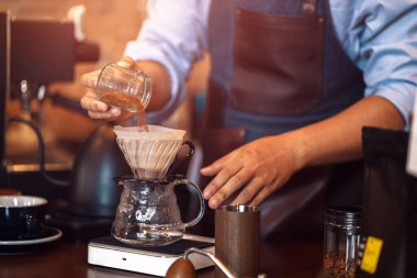 Barista ve kahve dükkanında kahve fincanı ölçüyorum..