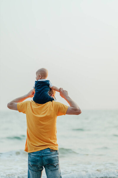 Счастливая семья на пляже. Отец, мать и ребенок веселятся на летних каникулах. Концепция путешествия