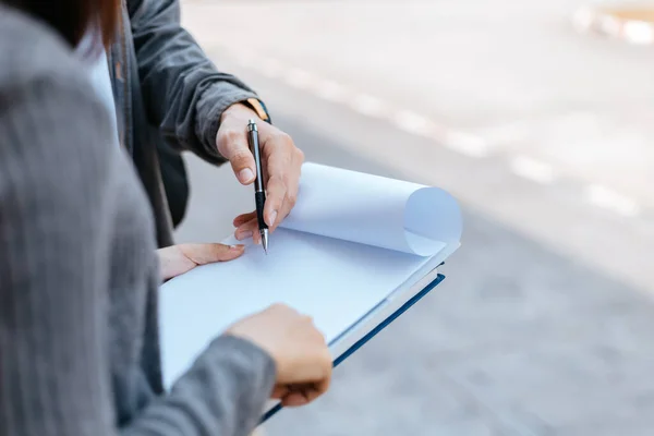 Studenti Spolu Přečtou Knihu Kampusu Koncept Vzdělávání — Stock fotografie