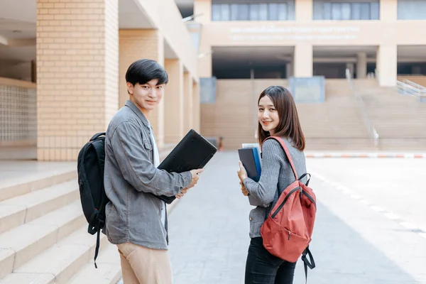 Middelbare Scholieren Houden Boek Laptop Praten Lachen Een Gang Tussen — Stockfoto