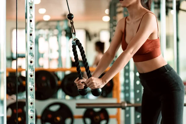 Mulher Fitness Fazendo Exercícios Cross Fit Fisiculturista Ginásio — Fotografia de Stock