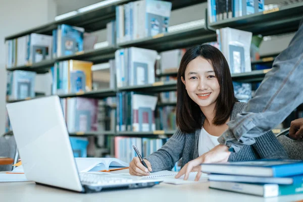 Studenti Studující Knihovně Laptopem Univerzitě Koncept Vzdělávání — Stock fotografie