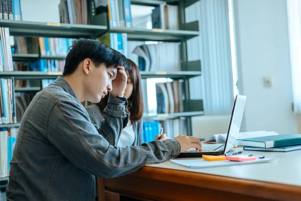 Studenten Hebben Hoofdpijn Stress Zorgen Lezen Bibliotheek Onderwijsconcept — Stockfoto