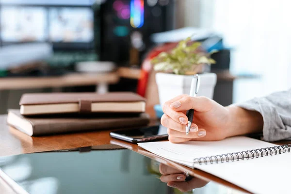 Student Učení Podržte Pero Pro Psaní Poznámky Student Učí Doma — Stock fotografie