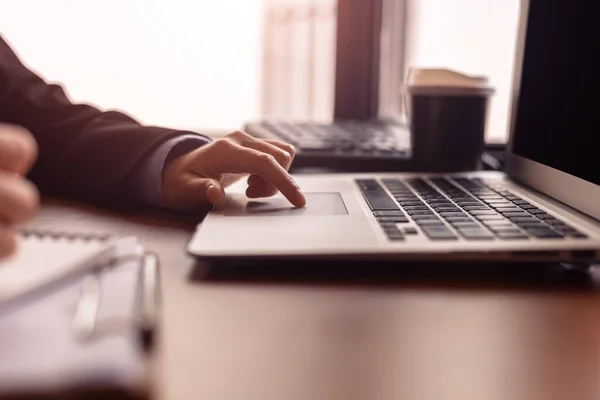 Joven Gerente Trabajando Con Cuaderno Oficina — Foto de Stock