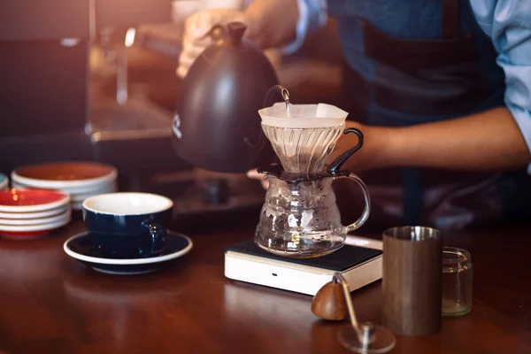 Barista Hälla Kokande Vatten Från Vattenkokare Till Dropp Kaffebryggare — Stockfoto