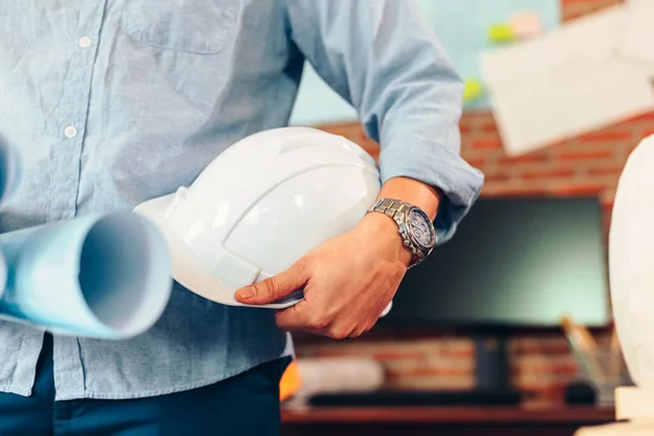 Ingenieur Hält Konstruktionspläne Und Schutzhelm Auf Baustelle Raum — Stockfoto