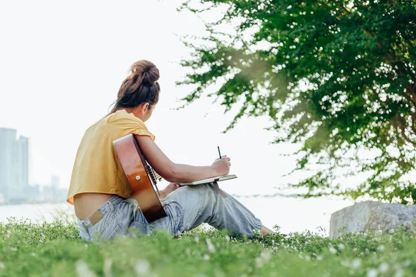 Songwriter Maken Schrijven Van Notities Teksten Het Boek Gras Parken — Stockfoto