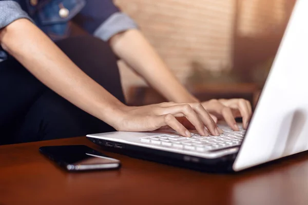 Manos Mujer Escribiendo Ordenador Portátil Escritorio Madera — Foto de Stock