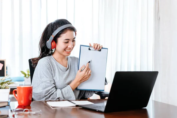 Los Estudiantes Usan Auriculares Para Aprender Sostenga Pluma Cuaderno Para — Foto de Stock