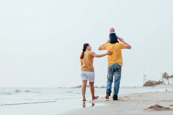 Glückliche Familie Strand Vater Mutter Und Baby Haben Spaß Den — Stockfoto