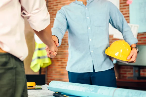 Architekt Und Geschäftsmann Handschlag Nach Abschluss Einer Vereinbarung Büro Auf — Stockfoto