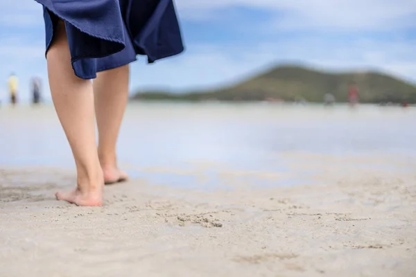 Femme Pieds Nus Marchant Sur Plage Été Long Vague Eau — Photo