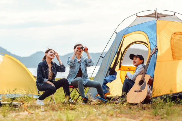 Grupo Amigos Acampando Cerca Del Lago Las Mujeres Usan Prismáticos — Foto de Stock