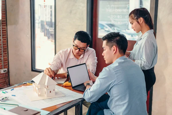 Reunión Hombres Negocios Arquitectos Para Planificar Verificar Diseño Casa Modelo —  Fotos de Stock