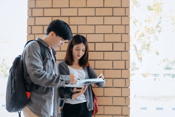 Studenten Kunnen Samen Een Boek Lezen Campus Onderwijsconcept — Stockfoto