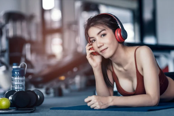 Mulheres Fone Ouvido Ouvir Música Entre Treino Relaxante Laptop Maçã — Fotografia de Stock