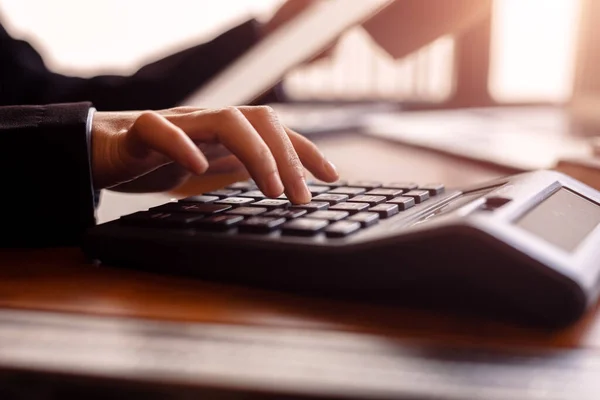 Donne Affari Che Lavorano Con Calcolatrice Documento Aziendale Sul Tavolo — Foto Stock