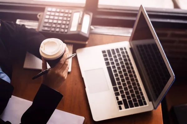 Donne Affari Bevono Caffè Caldo Tra Lavoro Altro Computer Portatile — Foto Stock