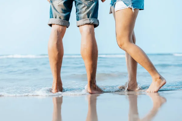 Piernas Pareja Paran Juntas Playa Hombre Mujer Enamorados — Foto de Stock