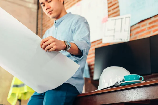 Industriemanager Ingenieur Geschäftsmann Beim Lesen Und Prüfen Von Bauplänen Zeichnung — Stockfoto