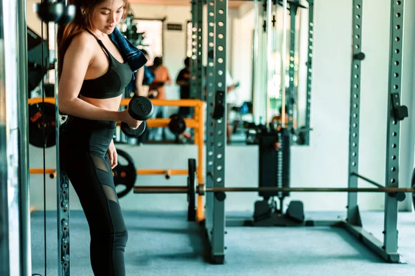 Chica Fitness Levantando Mancuerna Gimnasio Fitness Entrenamiento Físico Concepto Muscular — Foto de Stock