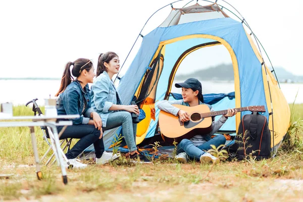 Grupo Amigos Acampando Felizmente Cerca Del Lago Unas Vacaciones Una — Foto de Stock